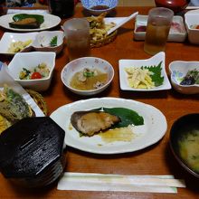 二日目の夕飯。お魚も天ぷらも美味しかった・・・