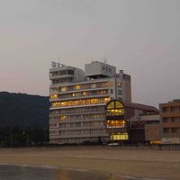 大きな建物は系列の海月館。ハーバーホテルは右端のホテルです