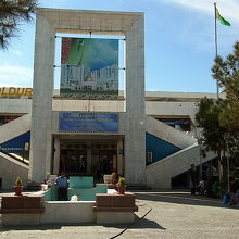 正面入り口です。駐車場も豊富です。