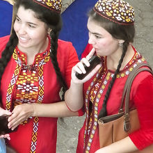 民族衣装が豪華な、女子学生たち。