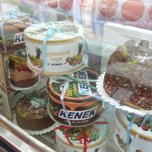 ケーキは、外国ならではの砂糖の塊っぽい、どきつさ