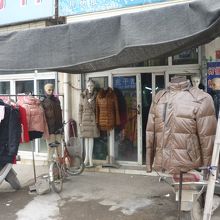 レトロというべきか・・流行ファッションと無関係の洋服店の軒先