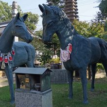 境内にある馬の像です。