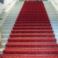 エントランスを入ってすぐ、階段が二階に続く