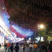 ネオンがキラキラの香港らしい雰囲気が味わえます