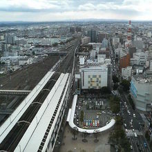 駅前や駅を行き来する電車がよく見えます。