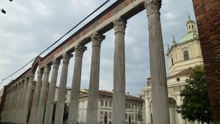 ローマ時代の石柱が雰囲気いっぱい
