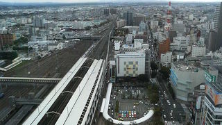 郡山駅前や行き来する電車がよく見える展望台あり