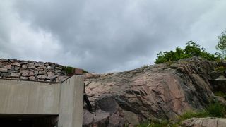 くりぬかれた岩盤の下にある教会