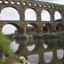 川に映る水道橋