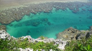 崖からの眺望はとてつもない色彩！