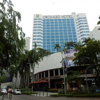 オーチャード通りからホテルを見る