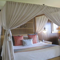 ベッドです。クッションがいっぱい！