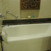 バスタブ。広いですが浅めです。