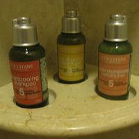 クラブルームのシャワールームのアメニティはロクシタンです。