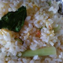 蟹チャーハン９００円です。