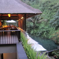 川沿いのプール＆リバーカフェ