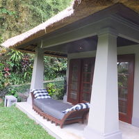 玄関と外にあるベッド