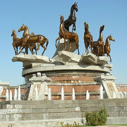 トルクメニスタンの象徴「アハ・テケ」馬と故ニヤゾフ大統領の金ぴか像がお出迎えの公園