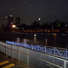 夜はライトアップされて素敵です