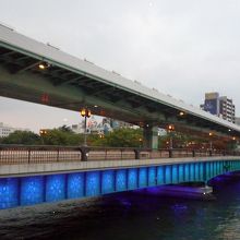 夜はライトアップ