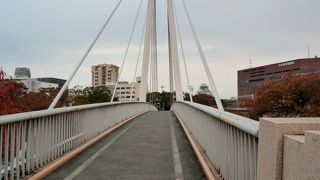 歩行者用の美しい橋