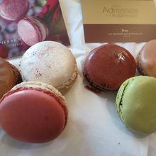 左がピエールエルメ、右がラ・メゾン・デュ・ショコラ