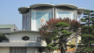 建物の形が目を引きます。