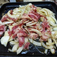 バラ焼き定食の二人前を焼き始める