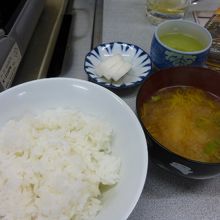 バラ焼き定食はご飯と味噌汁、沢庵がついて1000円