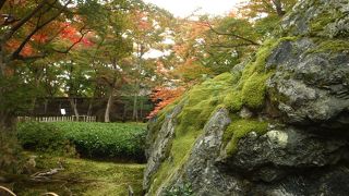 紅葉とパワースポットの巨岩が魅力。春秋のみ公開（嵐山・宝厳院）