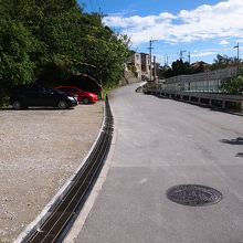 左手が駐車場、右手が浜辺の茶屋