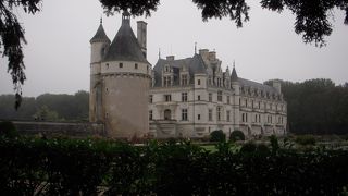 シェール川に浮かぶ古城です。