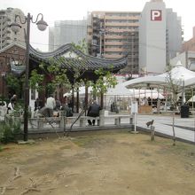 中国風東屋のような休憩所では、おじさん達が縁台将棋の真最中