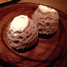 気泡のいっぱい入ったふわふわの栗のパン