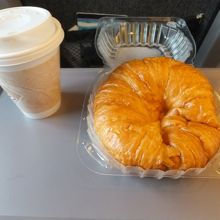 アムトラックの車内で朝食。駅売店で購入したパンとコーヒー。