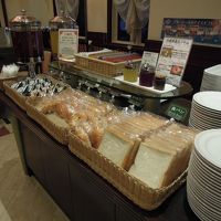 パンやおにぎり、パックのサラダなど