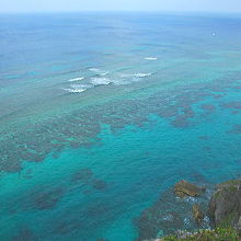 眼下には美しいエメラルドグリーンの海が