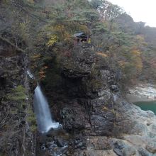 虹見橋から、木々の間に