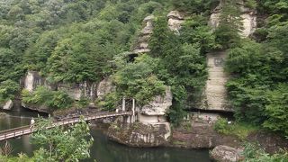 川と奇岩の絶景、高所恐怖症の人は注意