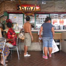 店は両替所と屋根続き。ベンチやテーブルもあるが、数は少ない。