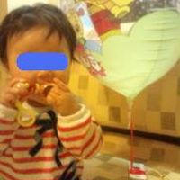 お部屋の大きなソファーの上で遊ぶ