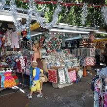 隣はインターナショナルマーケットプレイスの横。