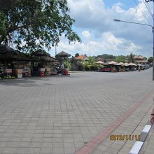 寺院の入口前の広場です。屋台が少し出ていました。