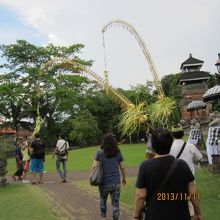 ベンジョールを建てていました。