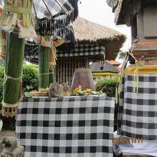 お供えされている猫？