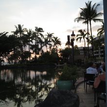お店はホテル内の川沿いにあり、夕日が美しく見えます。