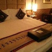 部屋は落ち着いた色調でゆっくりできます