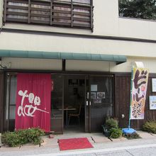 川沿いにあります