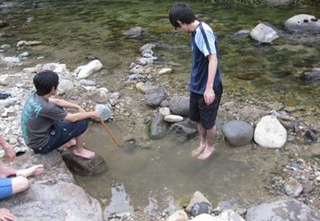 川から温泉が湧き出ていて手製の足湯が楽しめます。